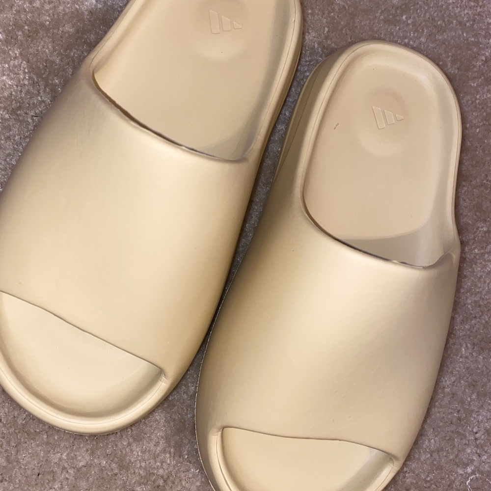 🔥🔥🔥Yeezy ‘Dessert’ slide🔥🔥🔥